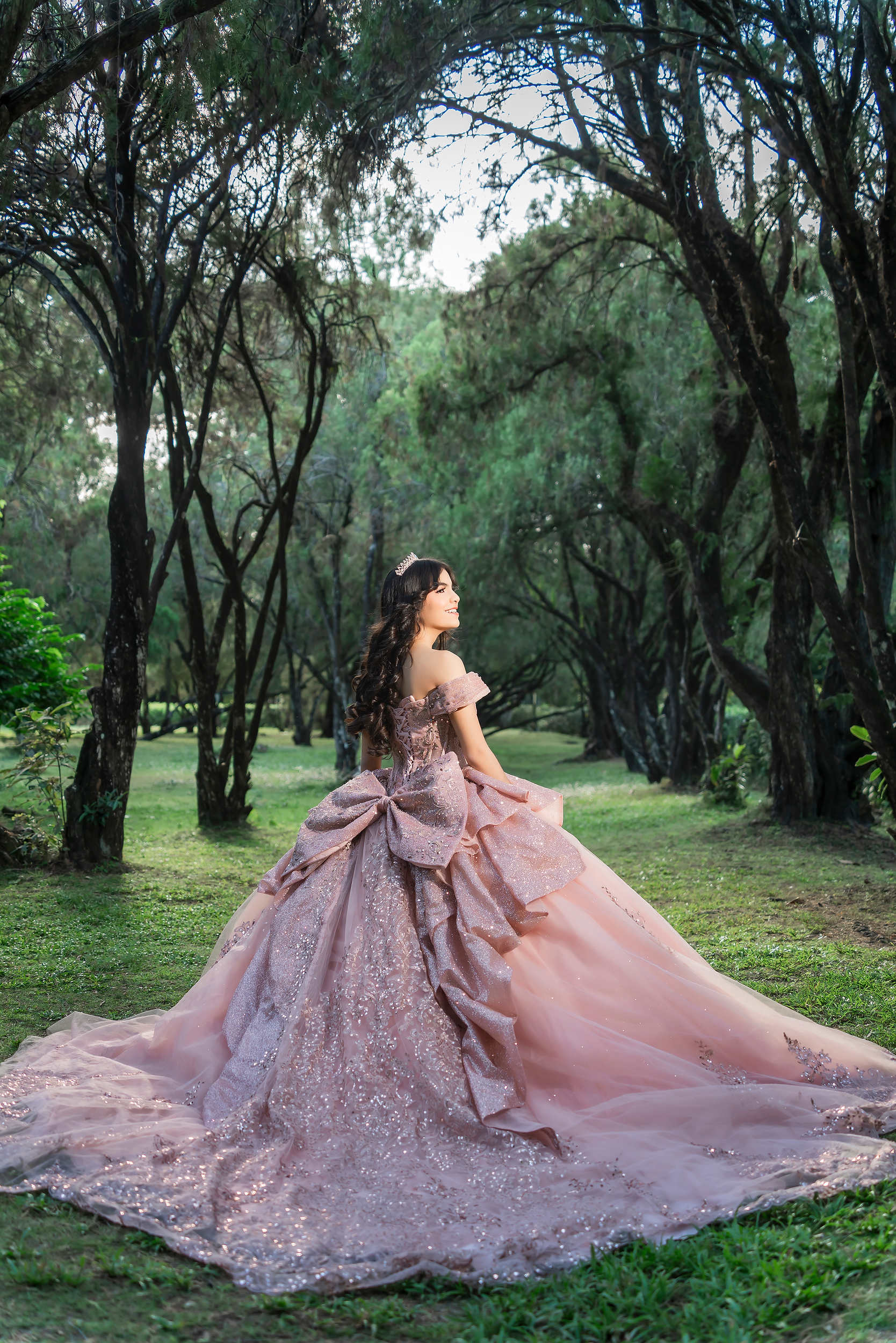 Tiffany Itzel posando junto a un kiosco