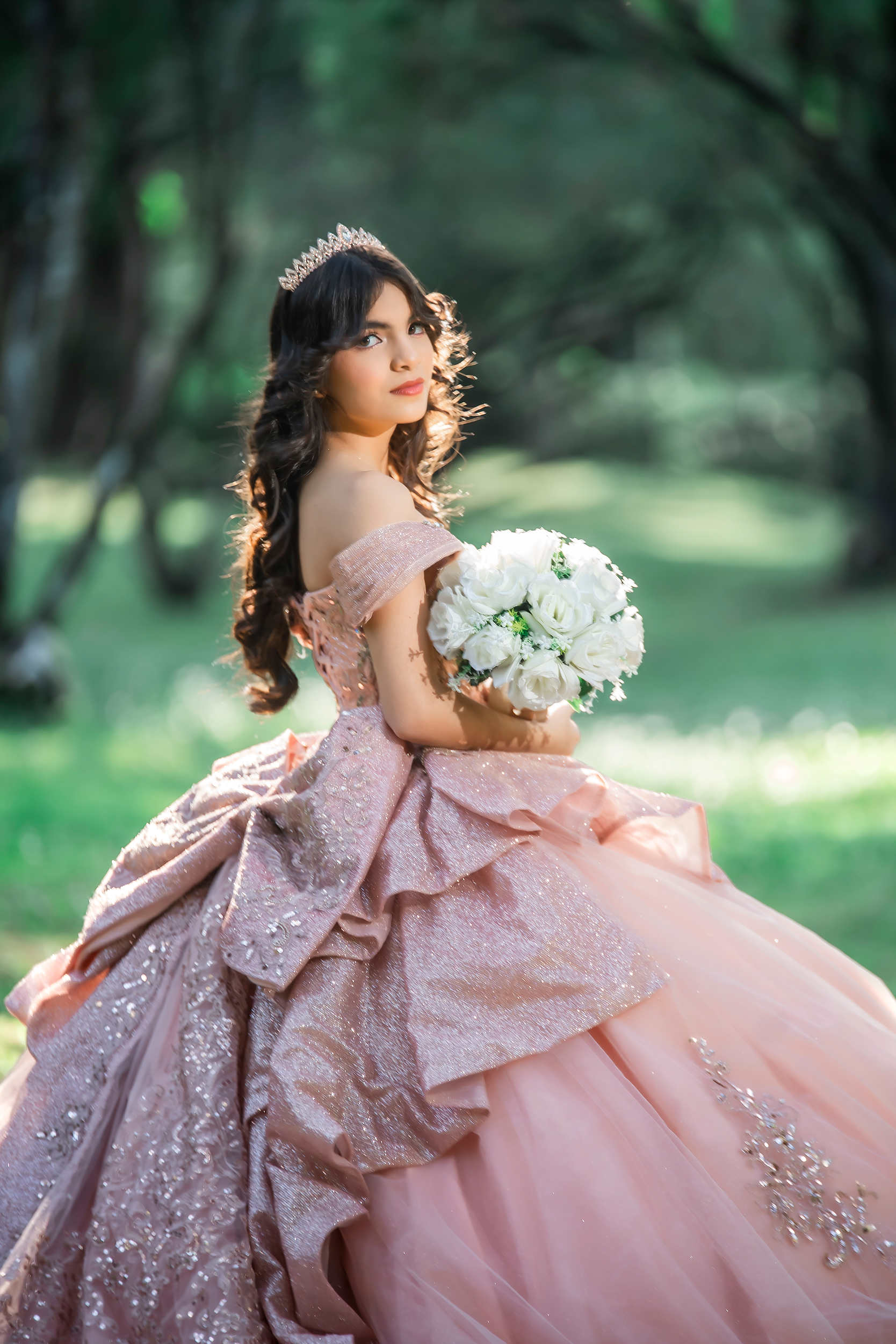 Tiffany Itzel sosteniendo un ramo de flores azules