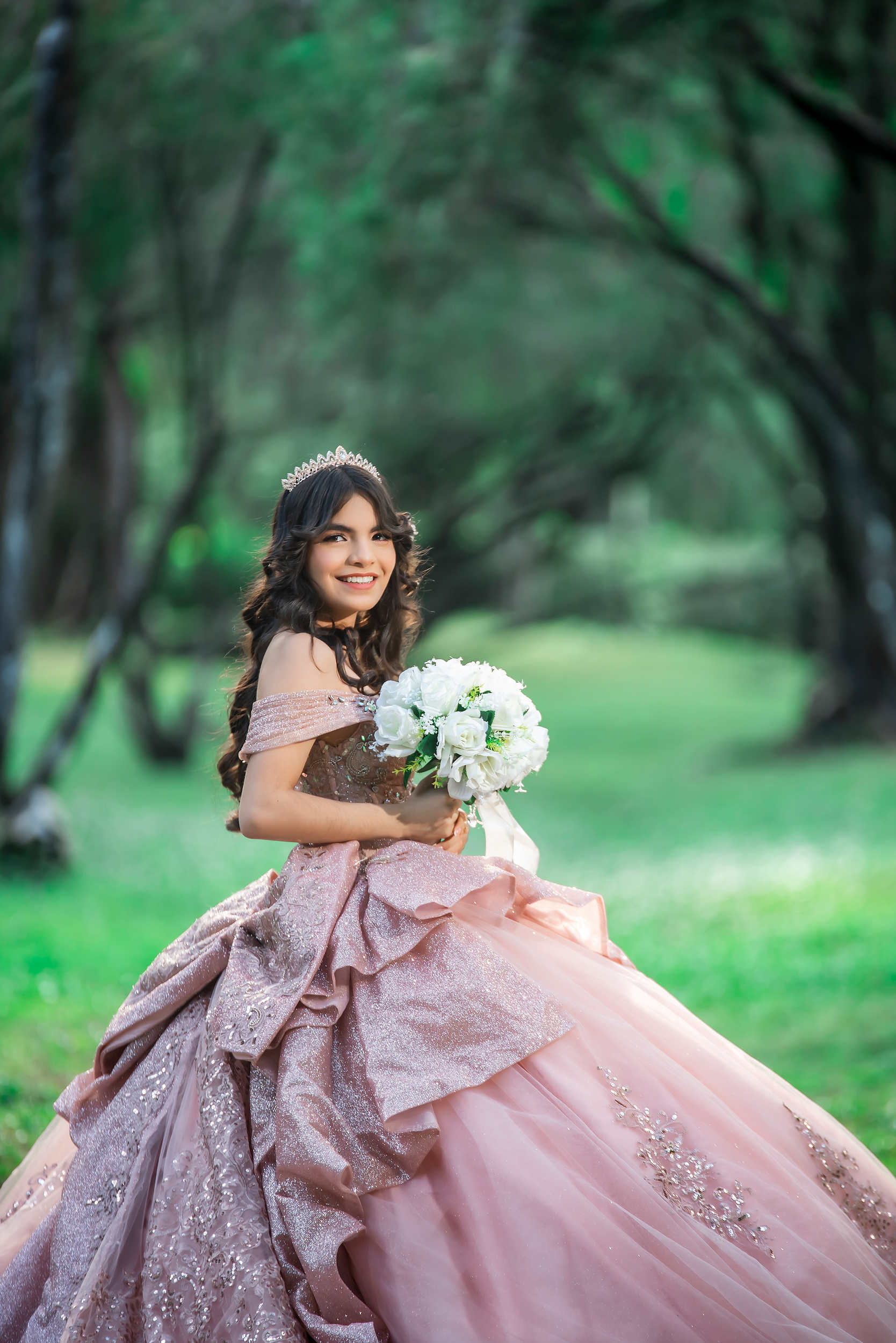 Tiffany Itzel bajo un kiosco rodeado de palmeras